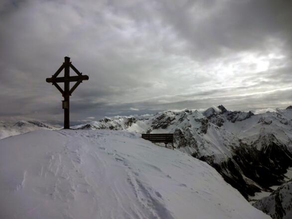 Gemütlicher Gipfel mit Blick auf die Tribulaune