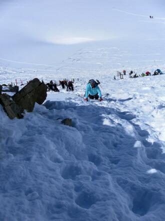 im steilen Gipfelfelsband