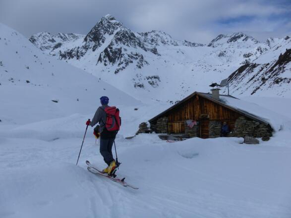 Finstertaler Sennhütte, links der Geißkogel, rechts der Hochreichkopf