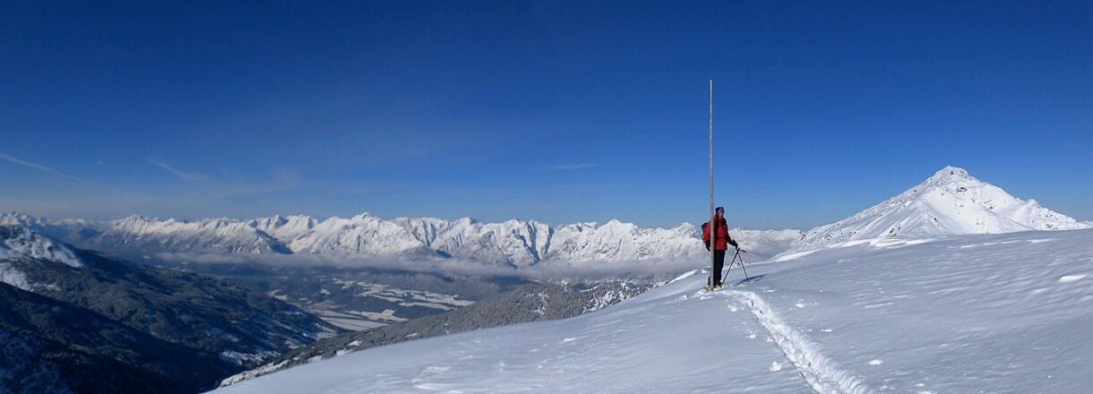 Gipfelrücken. Großer Gilfert rechts. Karwendel hinterm Inntal