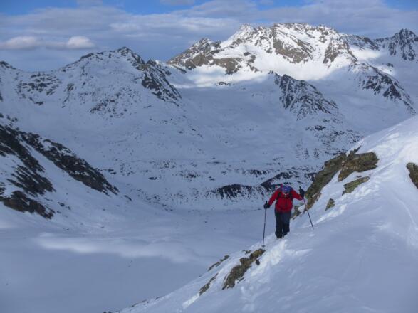 steil zum Gipfelkamm