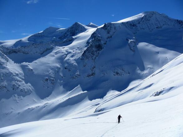 Hoher Zaun, Schwarze Wand, Rainerhorn, Innerer Kesselkopf, Kleinvenediger, Gipfelkuppe des Großvenedigers aus dem Nördlichen Viltragenkees