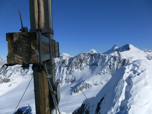 Wilder Pfaff über dem Pfaffengrat und rechts davon das Zuckerhütl