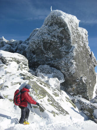 der Gipfelfels wird rechts umstiegen