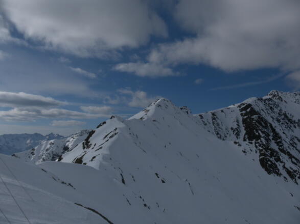 Grat zum höheren Peistakogel mit Steinmann