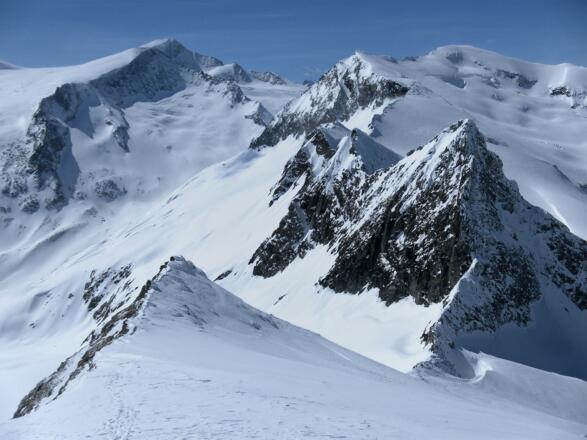 Gipfelblick nach Westen: Klein-+Großvenediger, Plattiger Habach und Hohe Fürleg, der Schwarzkopf über seiner Scharte im Vordergrund