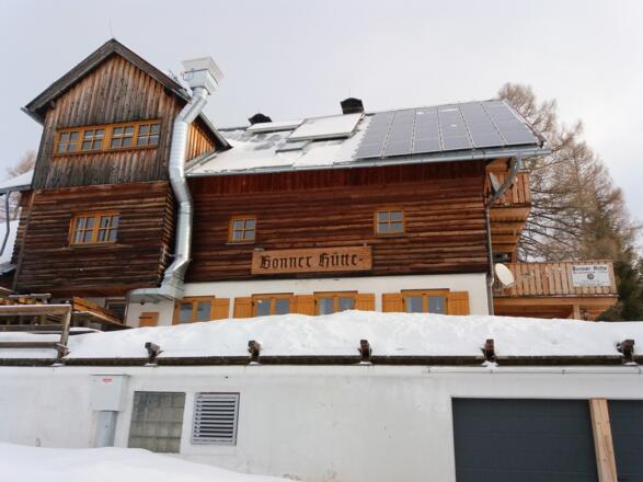 Startpunkt für die heutige Tour: die verschneite Hütte.