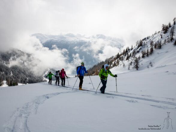 nach der Forststraße geht es im freien Gelände weiter nach oben