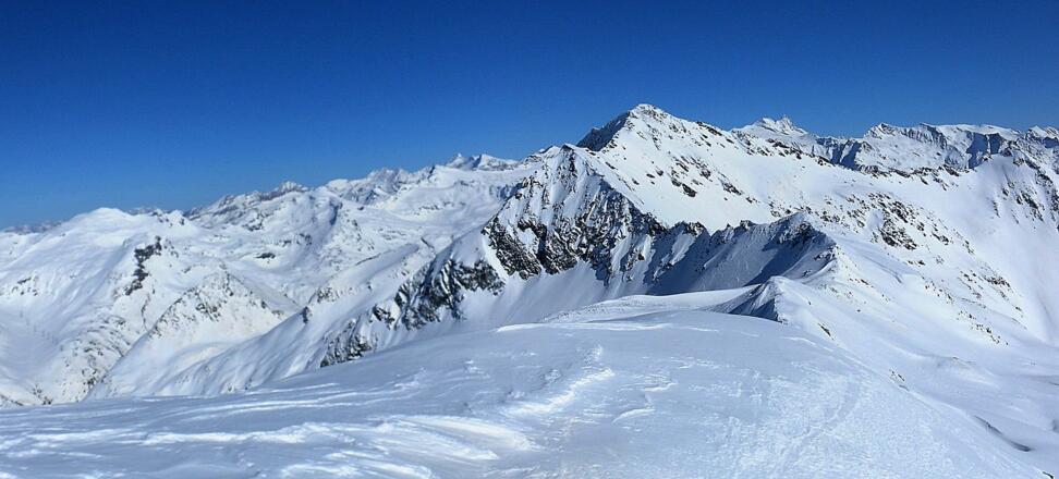 Blick nach Osten zum Wildenkogel, rechts dahinter der Großglockner