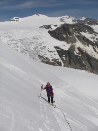 steiler Ausläufer des Teufelskampkees, dahinter der Hufeisenbruch der Pasterze 