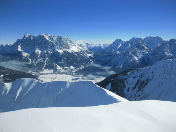 Blick vom Gipfel Richtung Osten: Zugspitze und die Mieminger Kette