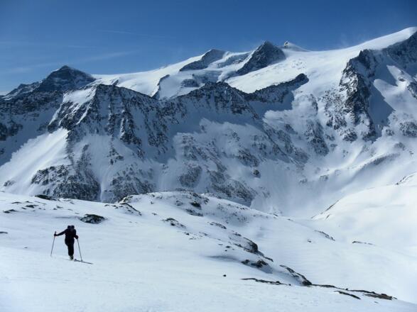 kupiertes Skigelände über dem nördl. Viltragenkees. Kristallwand, Schwarze Wand und Rainerhorn