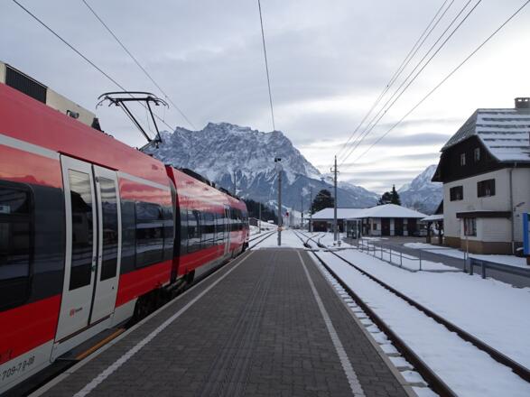 Von der Haltestelle Lermoos kommt man wieder nach Hause.