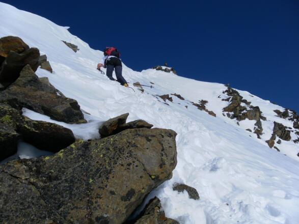 kurze Steilstufe, dahinter der Gipfel der Schaufelspitze