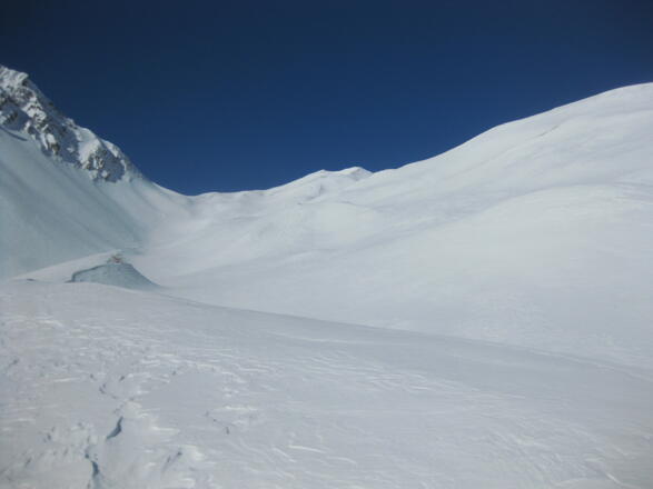 Das erste mal sieht man das Ende des Gartner Tals: das Sommerbergjöchle (2001 m); Die Bleispitze ist rechts davon.