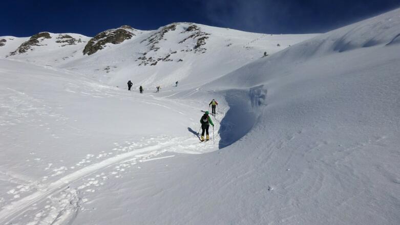In einem weiten links-rechts Bogen auf eine breite Rampe ...
