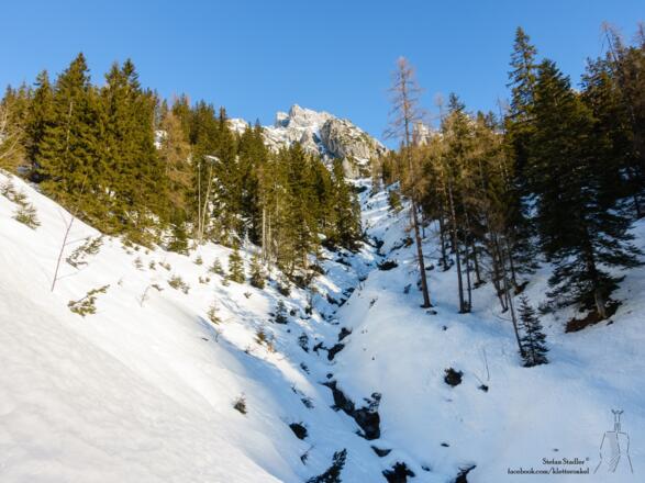 je nach Verhältnissen rechts oder links des Baches