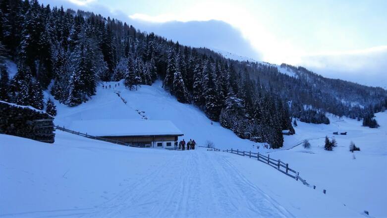 ... bis zur Frader Alm (Kofler Alm). Gleich dahinter steil aufwärts ...