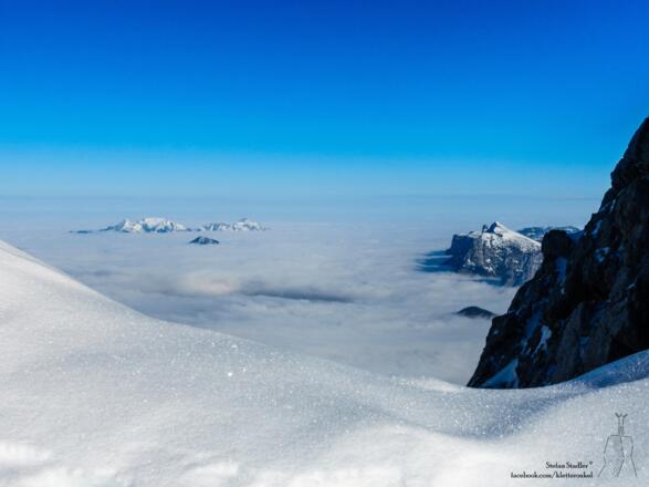die Voralpen sind im Nebelmeer versunken - Inseln: Sonntagshorn, Staufen, Reiter Alm