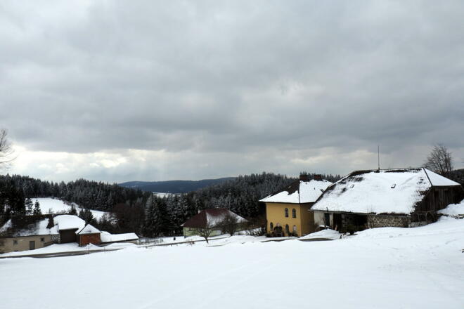 Links queren, Hof mit Zufahrststraße ~910m
