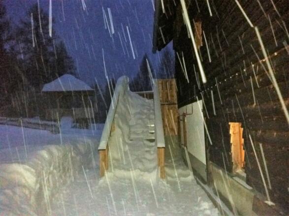 Die Gebäuderückseite mit Fluchtwegtreppe vom 1. Stock bei Schneefall..