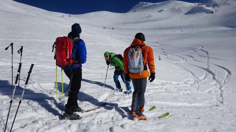 Bei der Abfahrt. Rechts oben der Fradersteller (Wechseljoch, 2247 m),  der sich mit wenig Aufwand noch &quot;mitnehmen&quot; lässt.