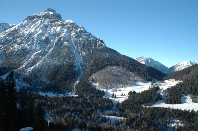 Waldrast im Winter mit Serles