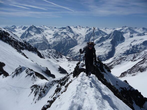 Aufstieg über den Südostgrat. Klettertechnische Schwierigkeiten sind kaum ein Thema. 
