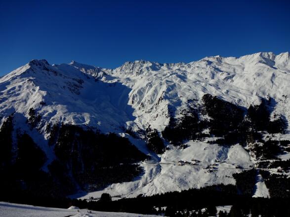 Vielbegangene Gipfel gegenüber: Zischgeles und Lampsenspitze