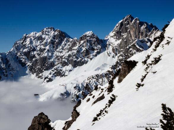 schöne Aussicht auf die Gruttenhütte, Rote Rinn Scharte und Elmauer Halt