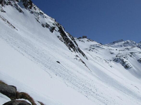 unter den Felsen queren zur bereits sichtbaren Siegerlandhütte