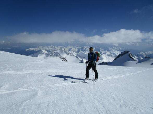 flach die letzten Meter auf die Sonklarspitze - Südtirol im Hintergrund