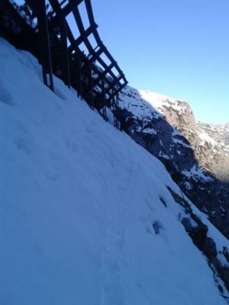 unter der 3. (breiten) Lawinenverbauung geht&#039;s links um&#039;s Eck Richtung Schlauchkar