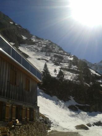 hinterm Winterraum Karwendelhaus verläuft der Anstieg über den Sommerweg