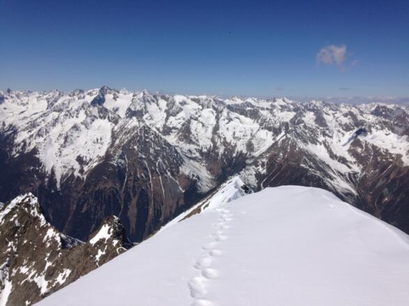 Kurz am Grat entlang bis zur steilen Einfahrt in den Nordhang