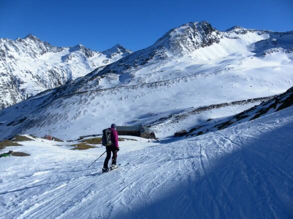 Vernagthütte unter der Vorderen und Mittleren Guslarspitze