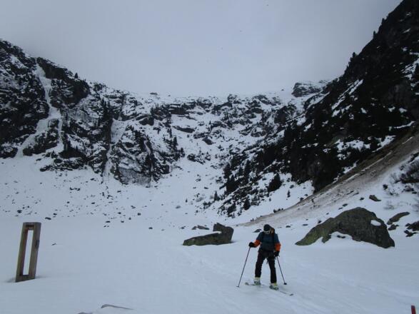 im Talboden der Sulzenau Alm, oben die Sulzenau Hütte