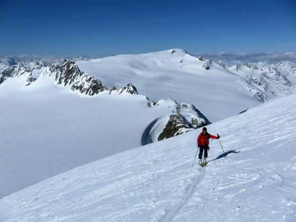 felsige Dahmannspitze und dahinter rechts Weißseespitze aus der Südflanke des Fluchtkogels