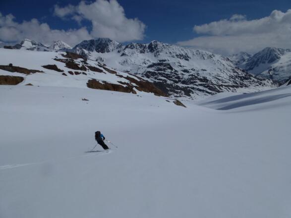 Abfahrt über den Vernagtferner. Die Gletscherneigung ist ideal, perfekt für herrliche Abfahrtsschwünge.