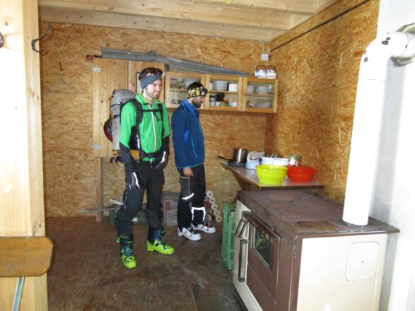 alles da im Winterraum der Siegerlandhütte: Guter Ofen, ausreichend Holz, Geschirr...