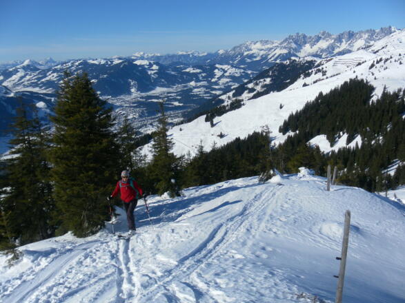 Nordwestgratrücken, dahinter Kitzbühel und Wilder Kaiser