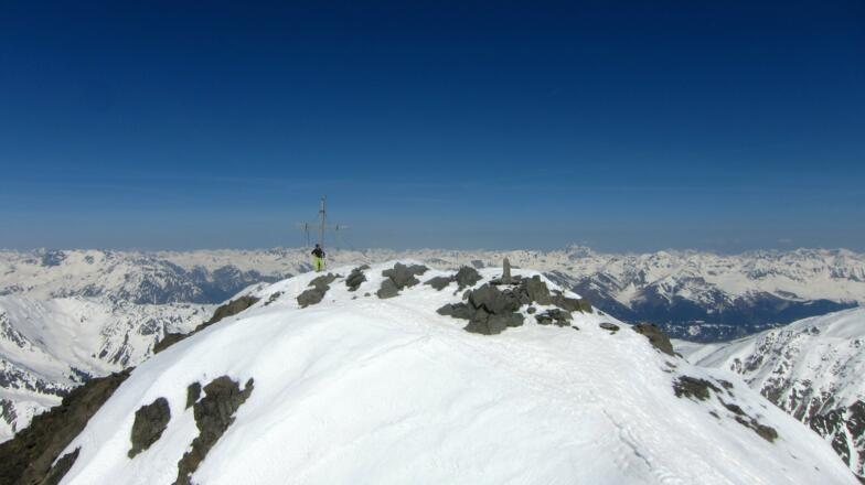 Am Gipfel des Gockturms. Im Norden die Lechtaler Alpen mit der Parseierspitze (3036 m; rechts der Bildmitte).