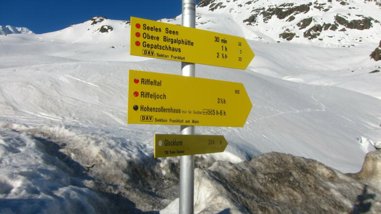 Wegweiser am Eingang ins Riffeltal. 
