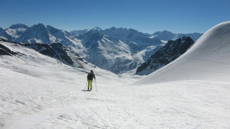 Blick nach Osten, zurück ins Riffeltal Richtung Gletscherstraße. Hinten links, Bligggspitze und Hinterer Eiskastenkopf, ganz hinten die Wildspitze.