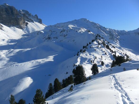 ungeschmückter Sonntagsköpflgipfel mit Gamskogel