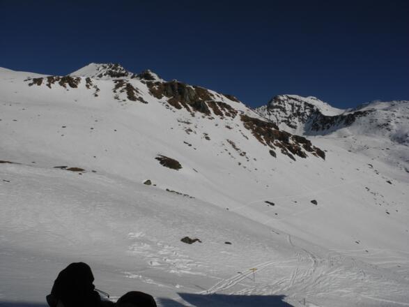 Blick von der Hütte auf die Querung oberhalb des Hüttenaufstiegs