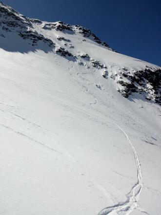 Die steile Abfahrt direkt vom Gipfel