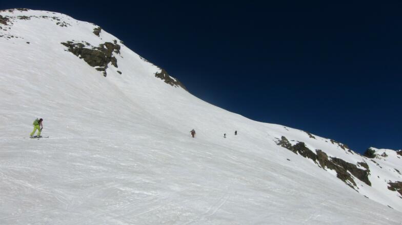 Die Querung hinaus zur Schulter und zum Skidpot führt durch sehr steiles Gelände (ca. 35°, der Hang darüber erreicht 40°). 