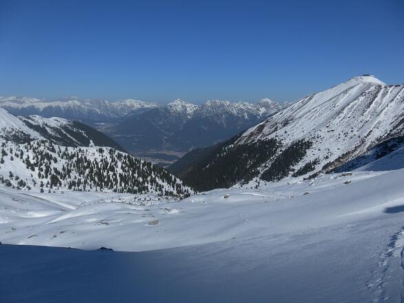 Adolf Pichler Hütte vor Karwendel und Hoadl.