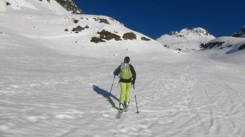 Immer dem Talverlauf entlang, flach bis mäßig steil. Hinten der Riffeljochturm (3237 m).